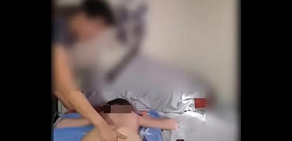  Masaje a jovencita contracturada en tanga vídeo amateur cámara porno joven latino masajista con una polla grande